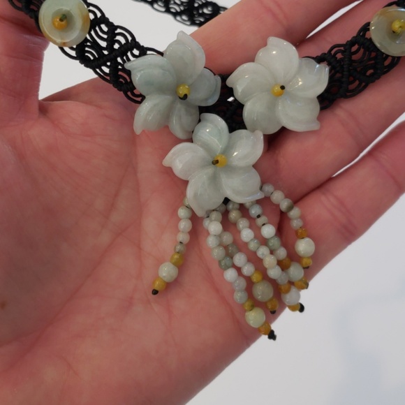 15 Inch Floral Jade Choker - Picture 4 of 4